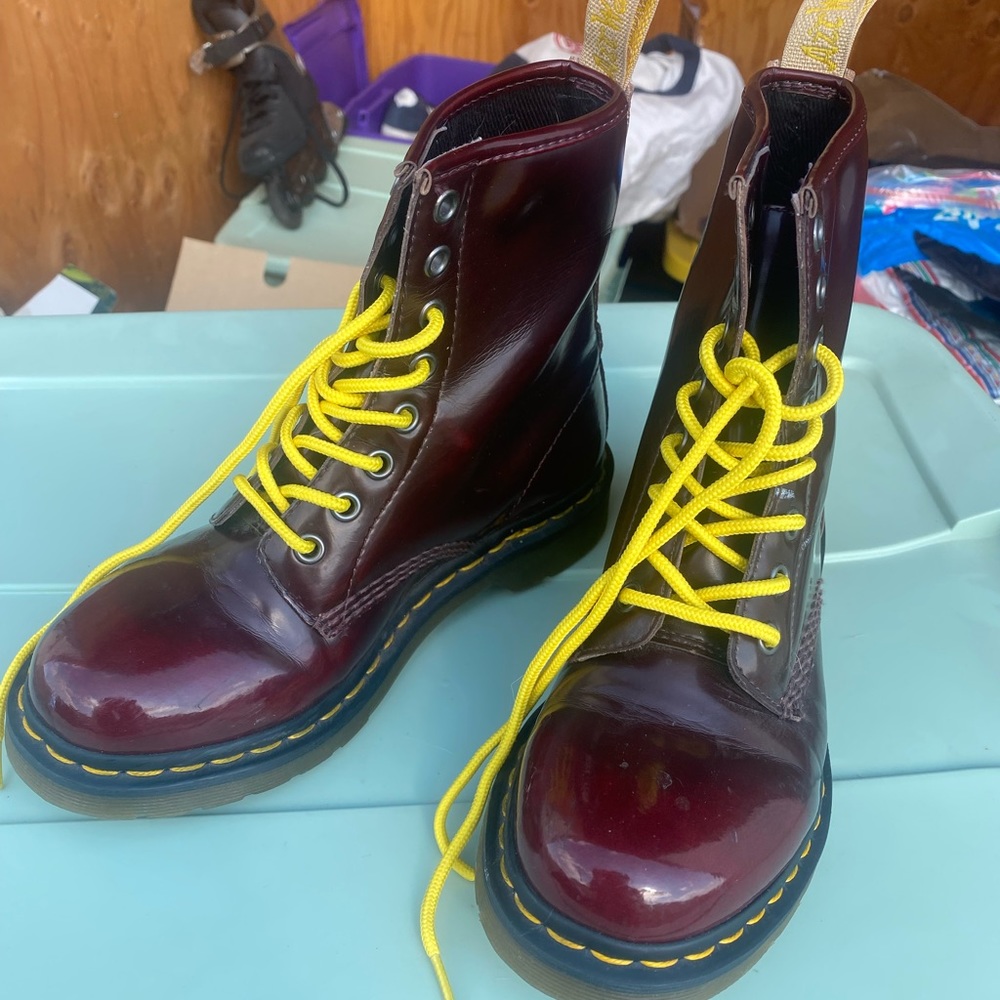 Dr. Martens 1460 smooth leather lace up boots!